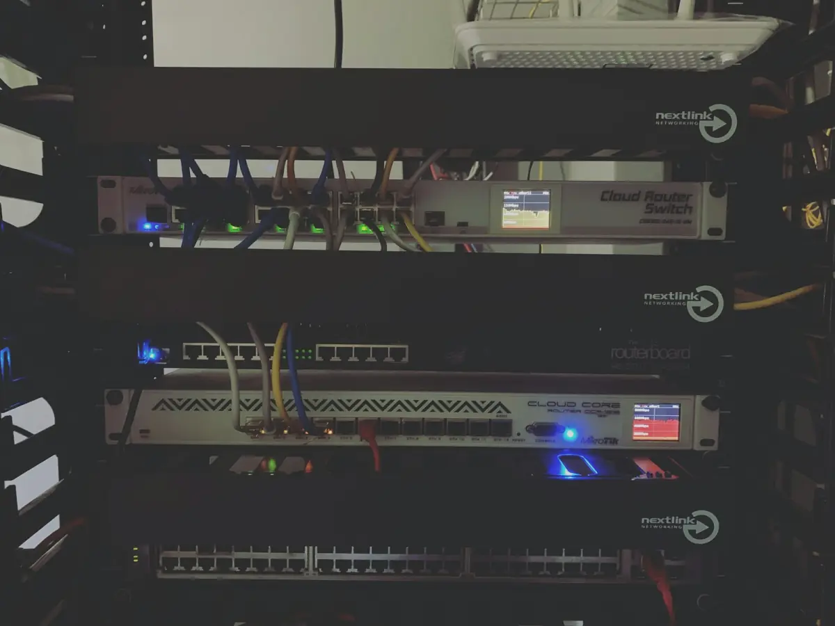 Netzwerk-Equipment im Server-Rack — Switch-Ports und Patchkabel in einer typischen Netzwerkadministrator-Arbeitsumgebung