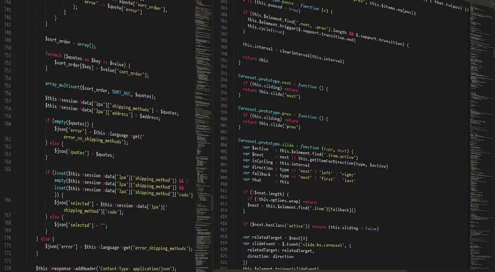 Agile Softwareentwicklung — Entwickler arbeitet an CI/CD-Pipeline mit modernen Code-Tools