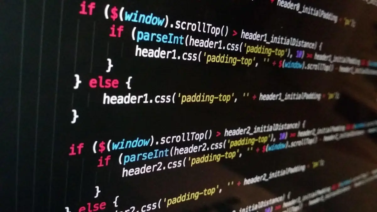 Entwickler am Code — agile Produktentwicklung im Mittelstand braucht echte Sprint-Disziplin, nicht nur Scrum-Vokabular
