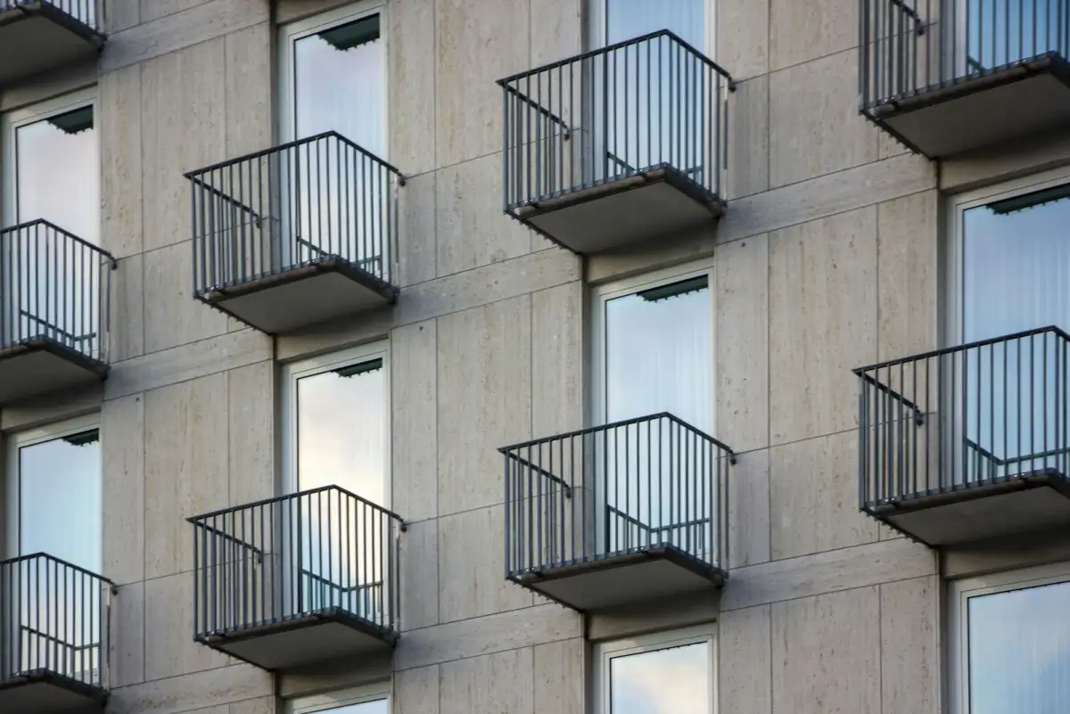 Modernes Wohngebäude mit Balkonen — Symbolbild für digitale Objektverwaltung und Property Management
