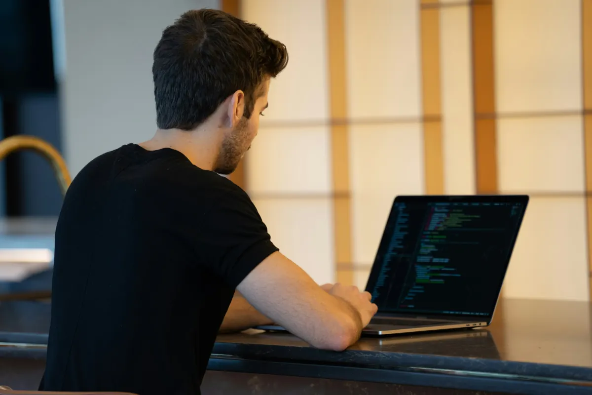 Cloud-Engineer analysiert Azure-Storage-Logs und RBAC-Rollen am Laptop
