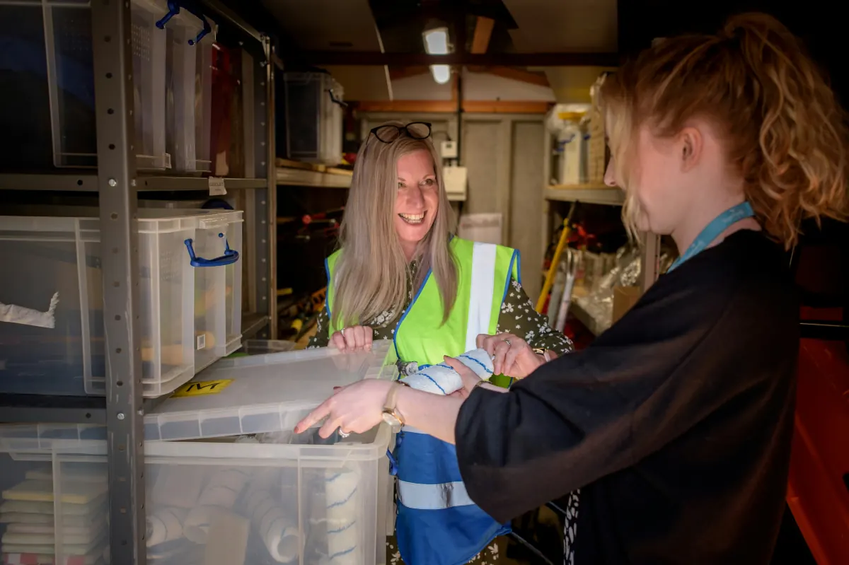 Zwei Mitarbeiterinnen prüfen Warenbestand im Lager — Inventory Management und Disposition im Handel