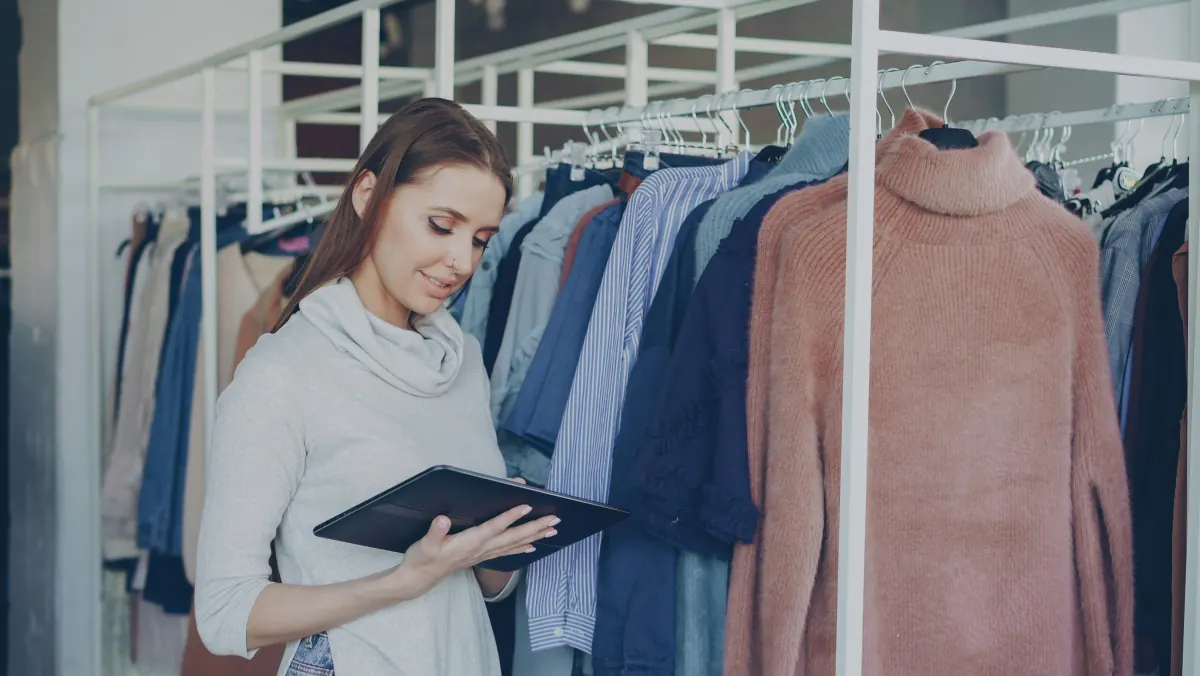 Retail Managerin prüft Warenbestand im Ladengeschäft mit Tablet und Warenwirtschaftssystem