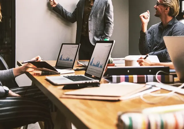 Business-WLAN mit Access Point in Hamburger KMU — saubere Netztrennung und zentrales Management