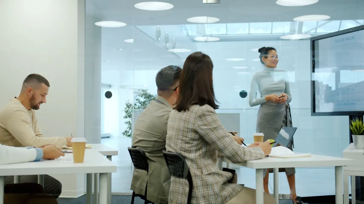 Change-Management-Workshop im Unternehmen — Mitarbeiter werden frühzeitig in die Einführung neuer Technologien eingebunden