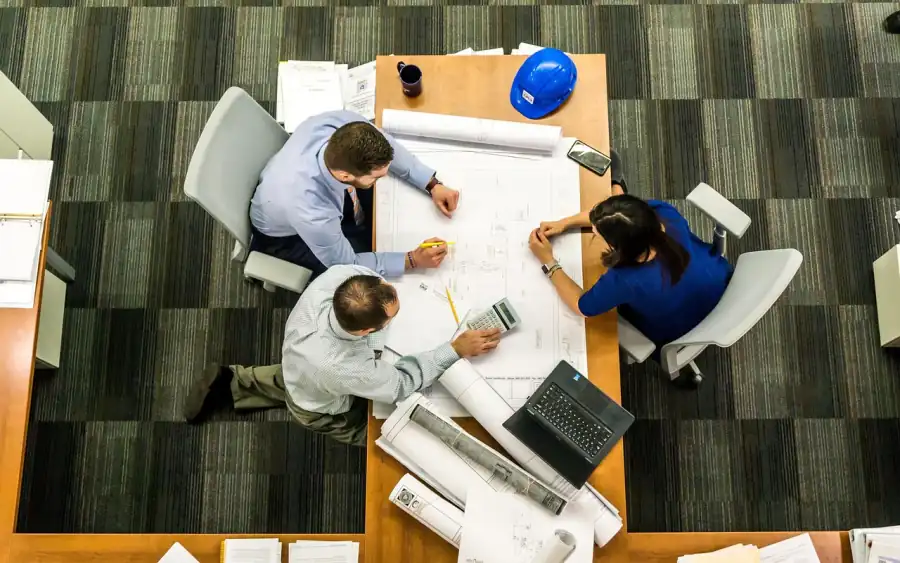 Change-Management-Plan für IT-Rollout am Whiteboard