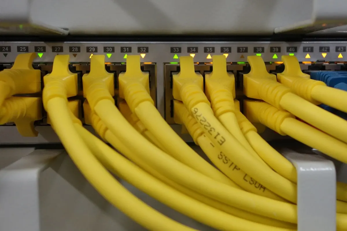 Netzwerk-Patchkabel und RJ45-Stecker im Serverschrank – physische Umsetzung der simulierten Topologie