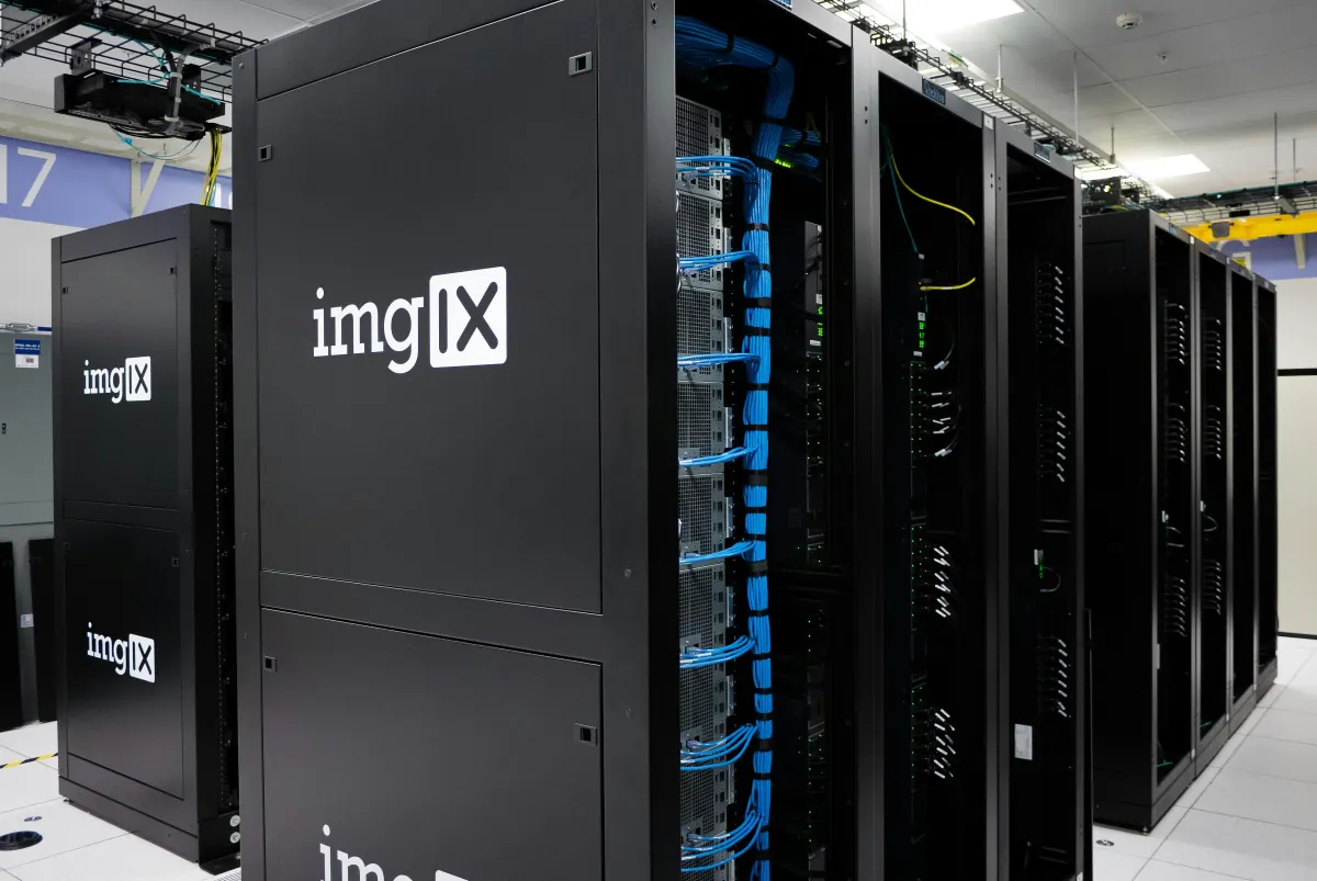 Cloud Computing Rechenzentrum mit Server-Racks — Infrastruktur hinter Microsoft 365 und Azure für kleine Unternehmen