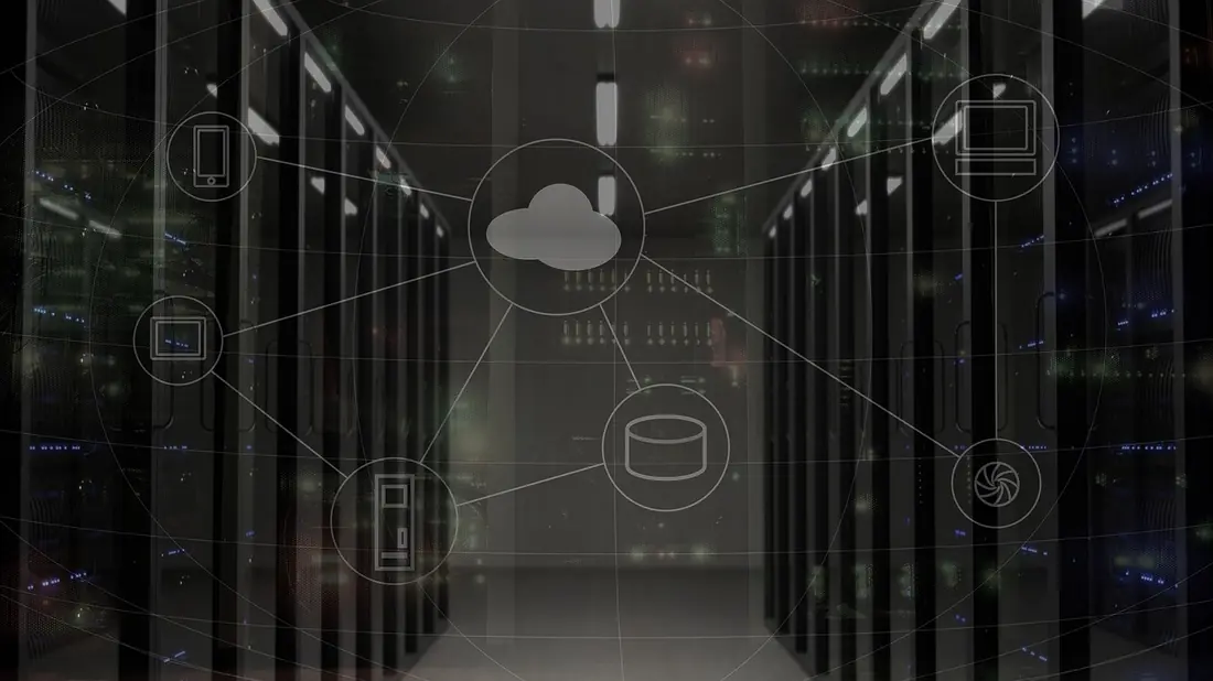 Server-Rack im Rechenzentrum — Managed Cloud Database übernimmt Wartung und Skalierung