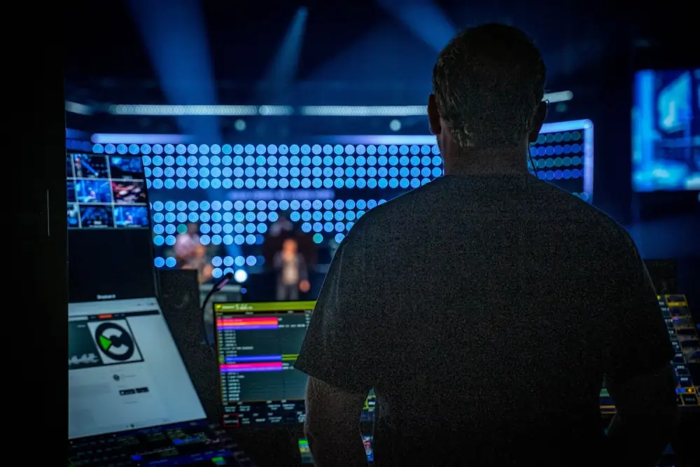Cloud-Storage für Musikproduktion — Producer am Audio-Mixer mit Bildschirm