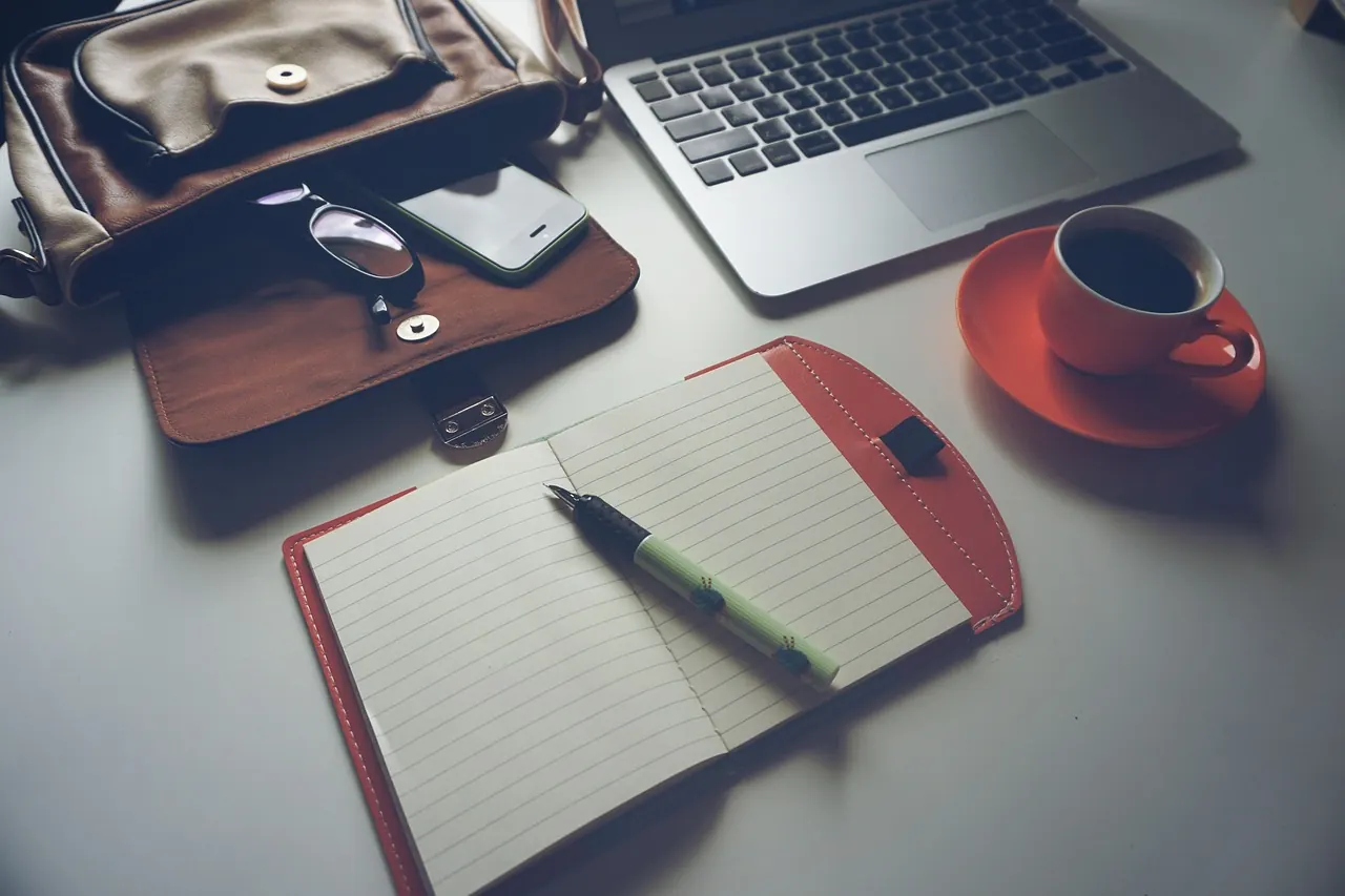 Moderner Arbeitsplatz mit Laptop und Notizbuch — was 1941 einen Raum füllte, passt heute auf jeden Schreibtisch