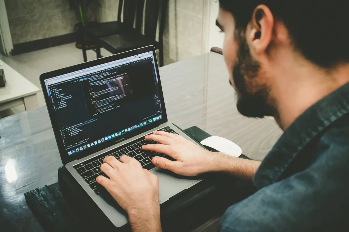 Computer Notdienst Hamburg — IT-Techniker analysiert per Remote-Tool einen Windows-Fehler