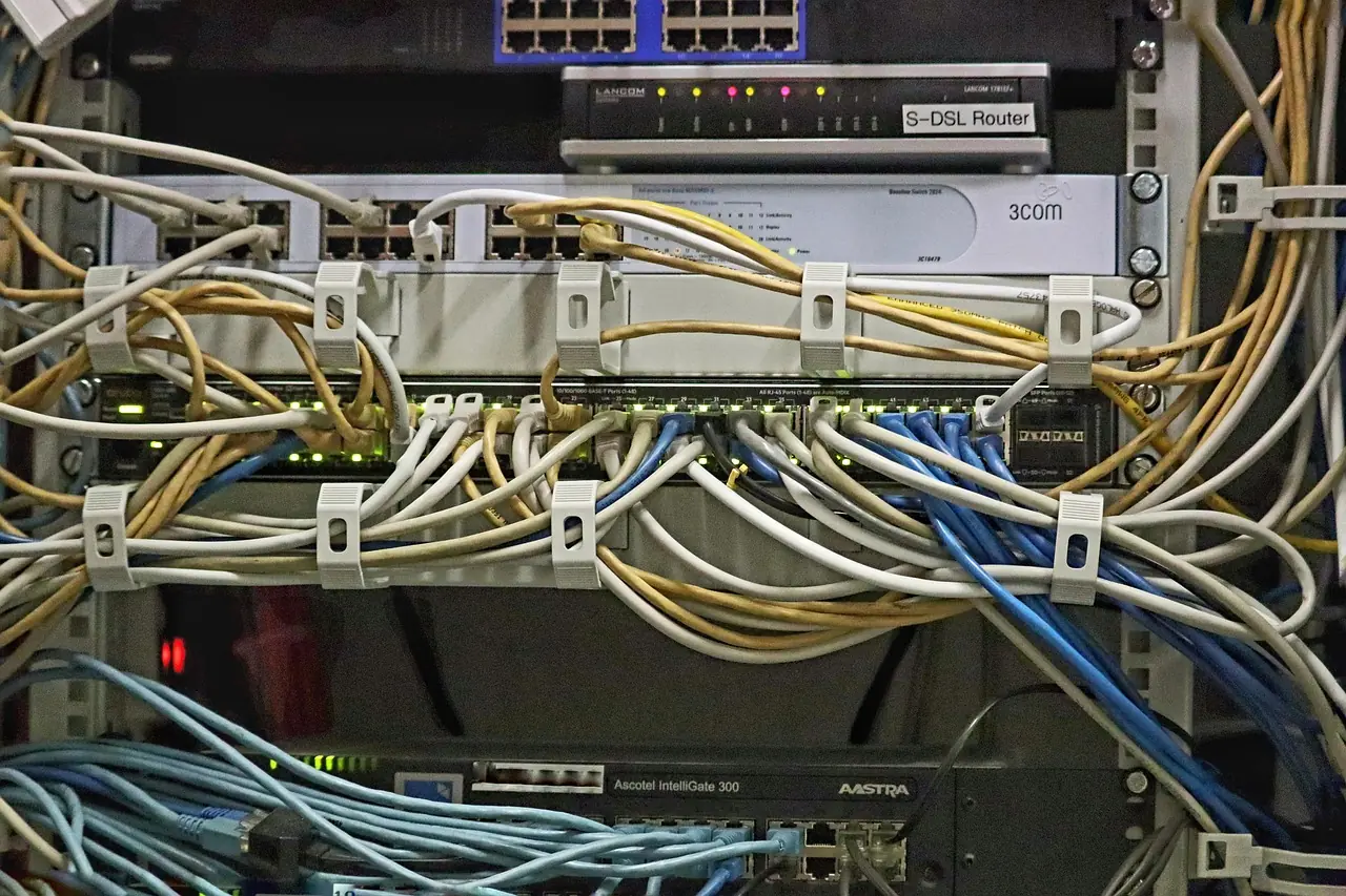 Container und Server: Modernes Rechenzentrum mit Server-Racks für Cloud-Workloads