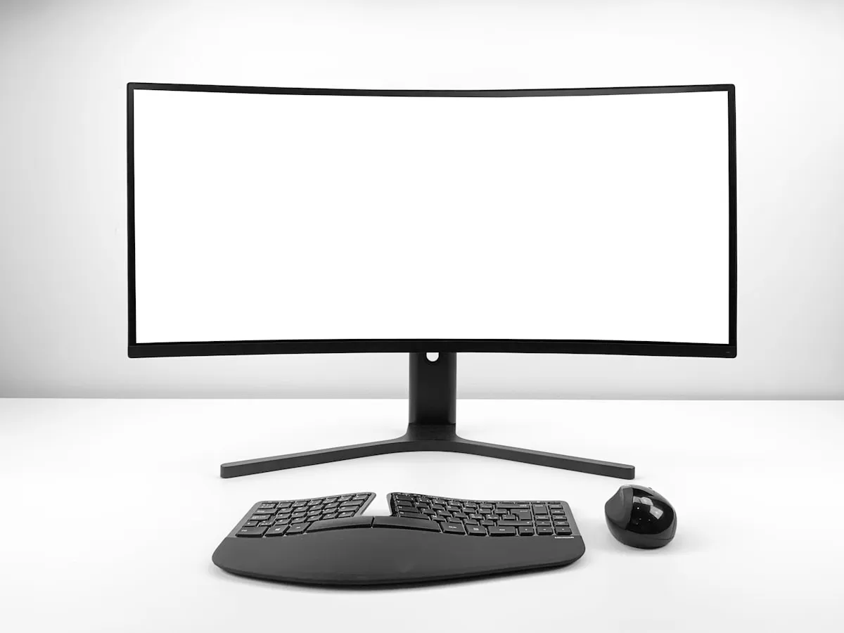 Heller Schreibtisch mit Computer-Monitor und Tastatur — Standard-Büroarbeitsplatz mit klassischem Bildschirm