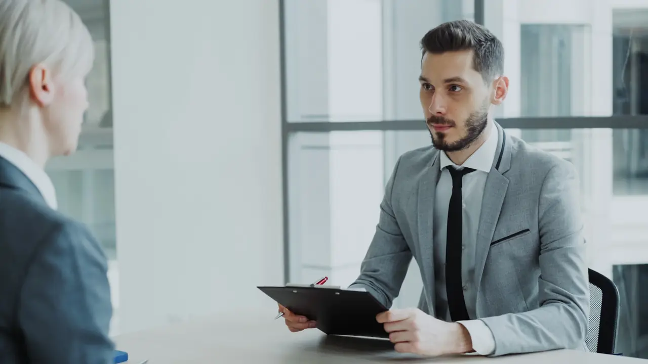 Datenschutzbeauftragte und HR-Manager besprechen Personalakte und Mitarbeiterdaten-Compliance