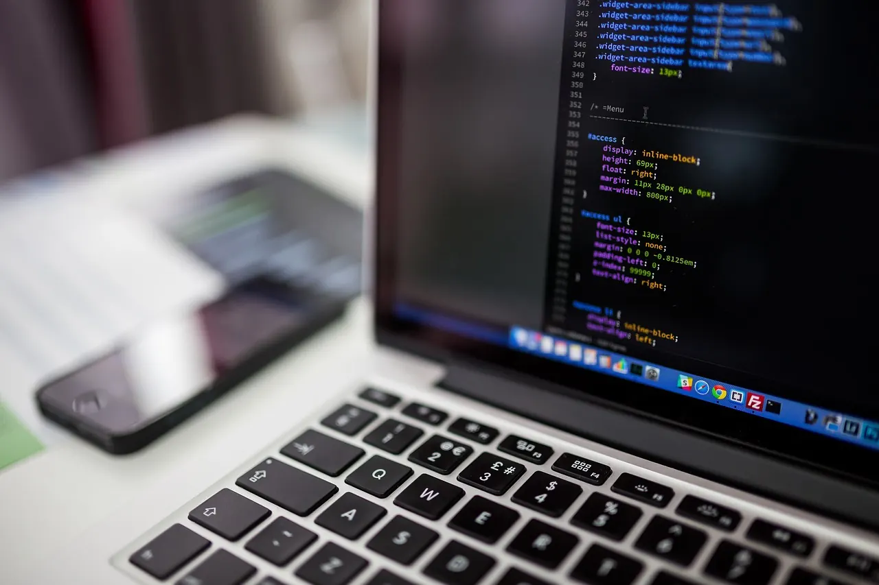 Programmiererin am Laptop — moderne Nachfolger der Z3 lösen heute Rechenaufgaben, für die Zuse Tage brauchte