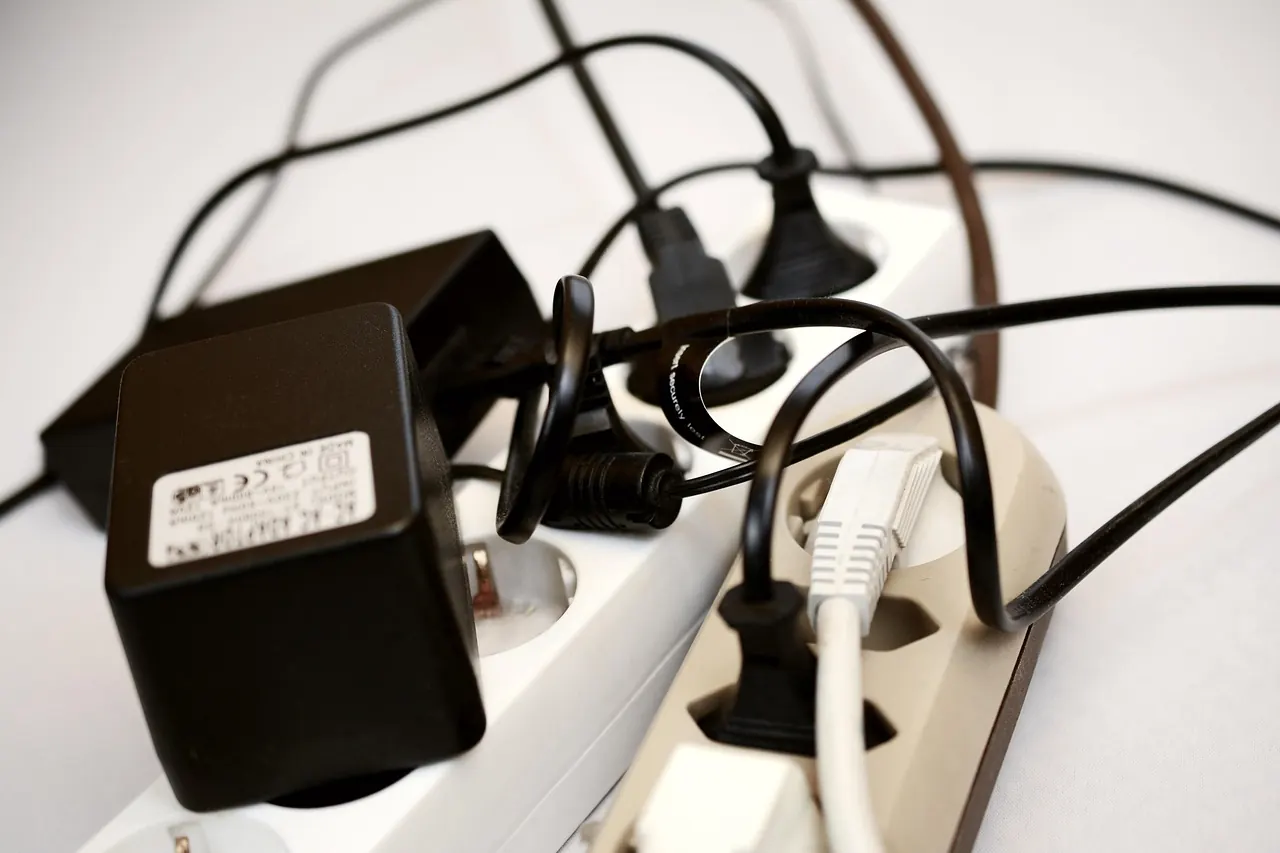 Netzwerkkabel und Stecker — jede Netzwerkkarte hat eine weltweit eindeutige MAC-Adresse
