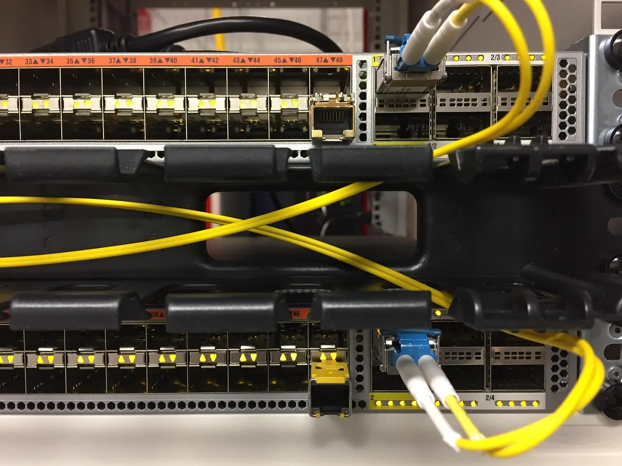 Ethernet-Switch mit Patchkabeln — Ethernet und TCP/IP arbeiten im Hintergrund zusammen