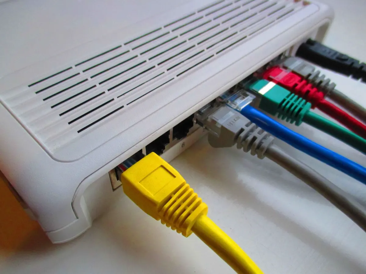 Netzwerk-Switch und Patchkabel als Backbone einer FortiGate Firewall im Unternehmensnetzwerk