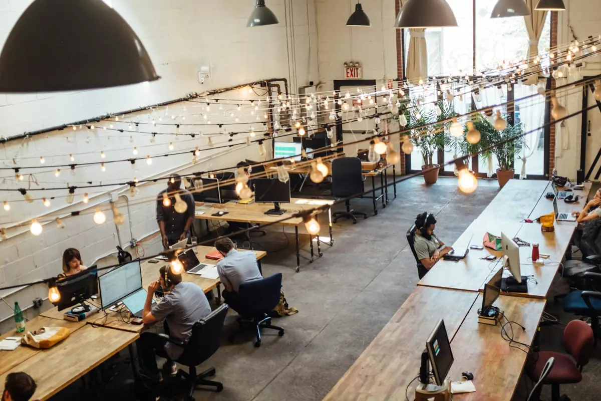 Coworking-Space mit verschiedenen Arbeitsplätzen — flexible Arbeitsumgebung für Remote Work KMU