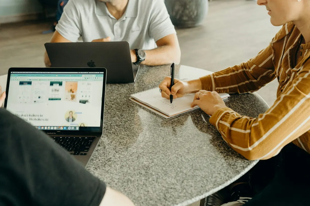 Hybrid-Meeting in einem Hamburger Büro — Mischung aus Präsenz und Video-Zuschaltung