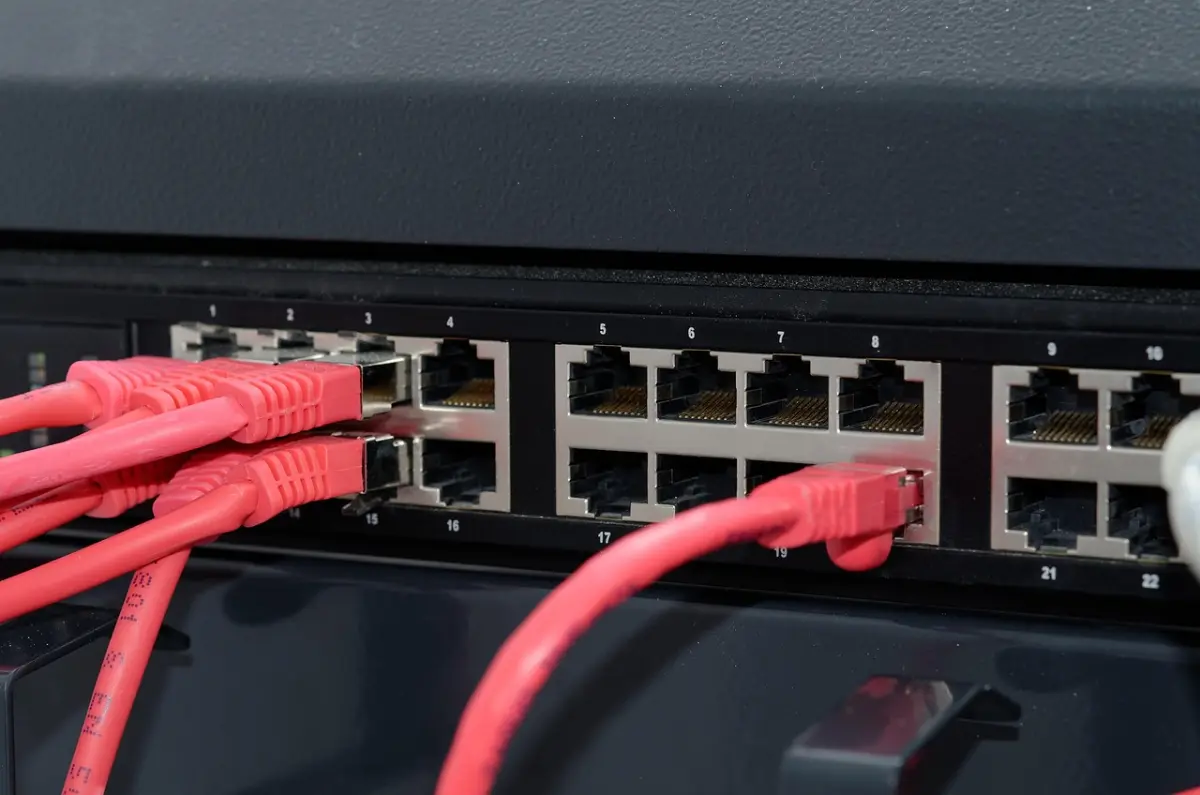 Netzwerk-Switch mit Ethernet-Kabeln und RJ45-Anschluessen — typische Hardware-Basis fuer FortiGate-Firewall im Datacenter