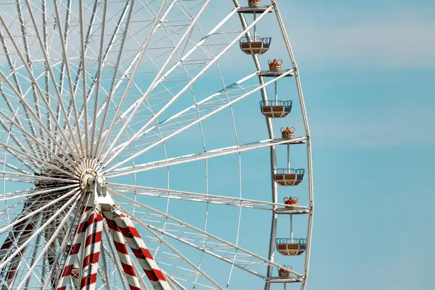 Riesenrad im Freizeitpark — moderne IT-Infrastruktur ermöglicht Cashless-Bezahlung und Wartezeit-Apps