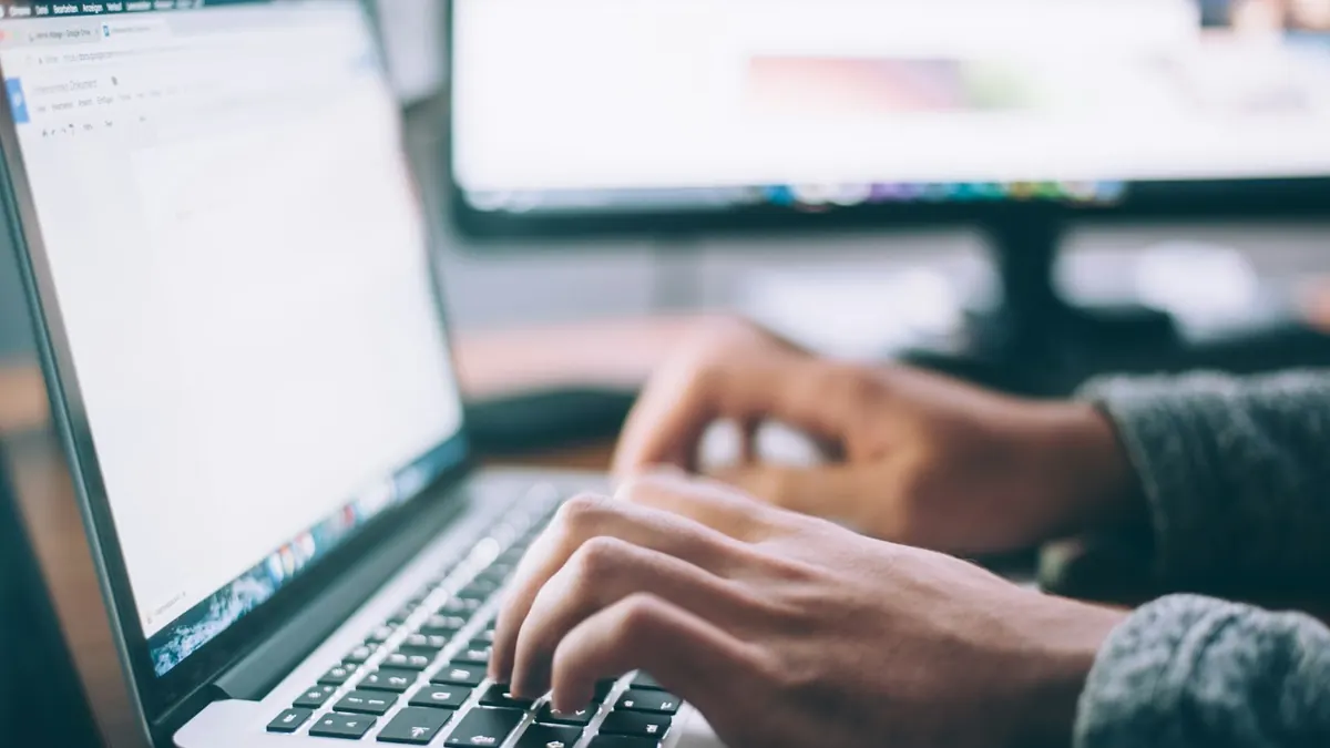 Konzentriertes Arbeiten am Laptop