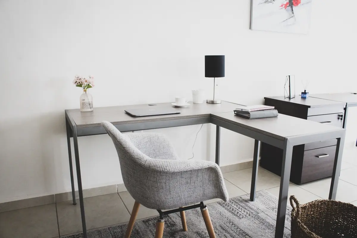 Home-Office-Arbeitsplatz mit Laptop am Schreibtisch — symmetrische Glasfaser-Bandbreite ist der größte Hebel für Videokonferenzen und Cloud-Sync