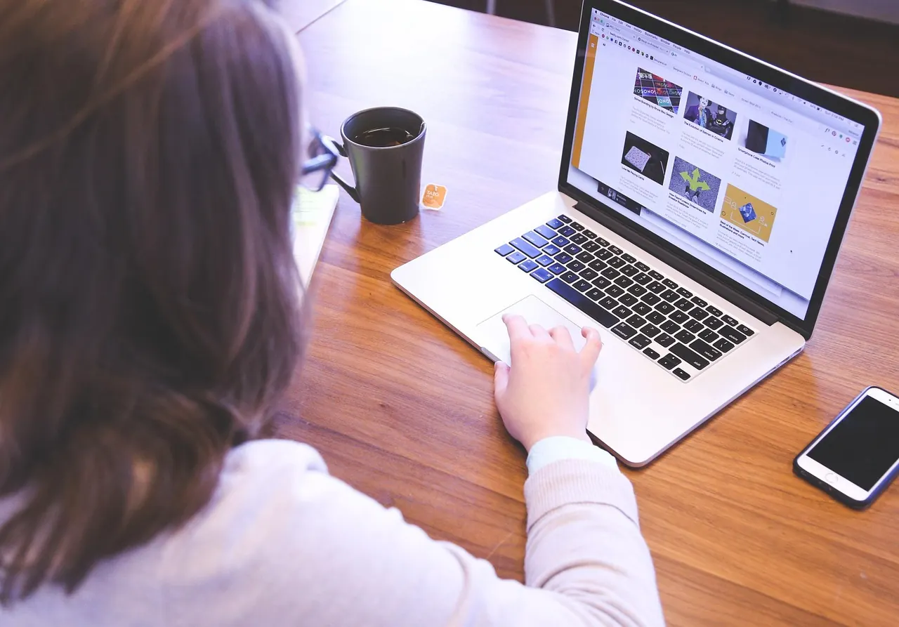 Team konfiguriert gemeinsam den Homeoffice-Arbeitsplatz mit Laptop und Peripherie