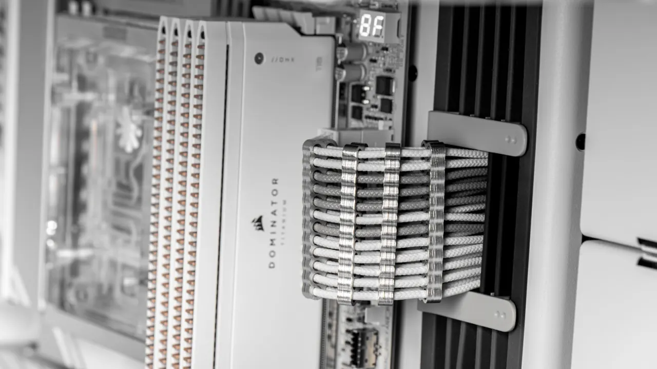 Close-up eines Server-Rack-Switches mit LED-Anzeige und Metall-Gehäuse — wie HPE Aruba CX 6100 im KMU-Einsatz