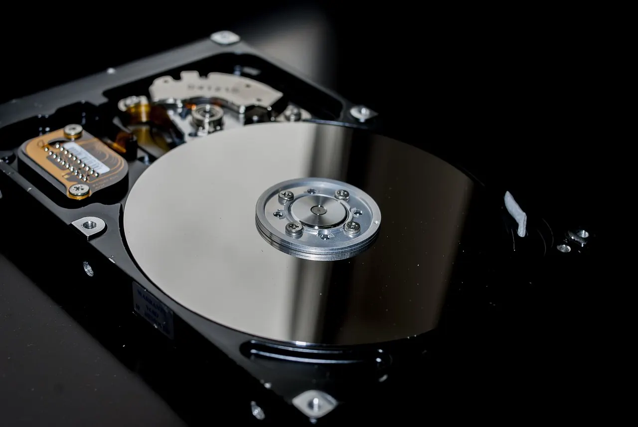 Hard-Disk-Drive als Symbol für Immutable Backup und Air-Gapped Storage in der Backup-Architektur