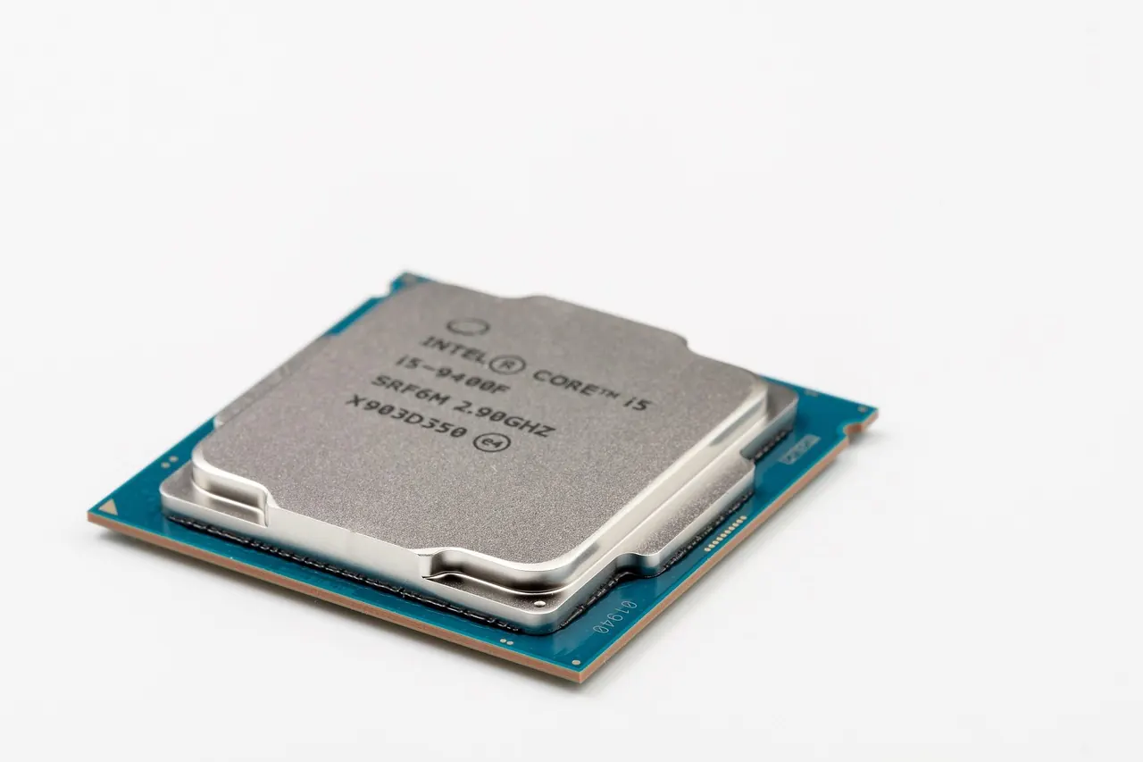 Intel-Prozessor mit sichtbarem Chipdesign — CPU-Auswahl und Kaufberatung Intel vs AMD für Unternehmen