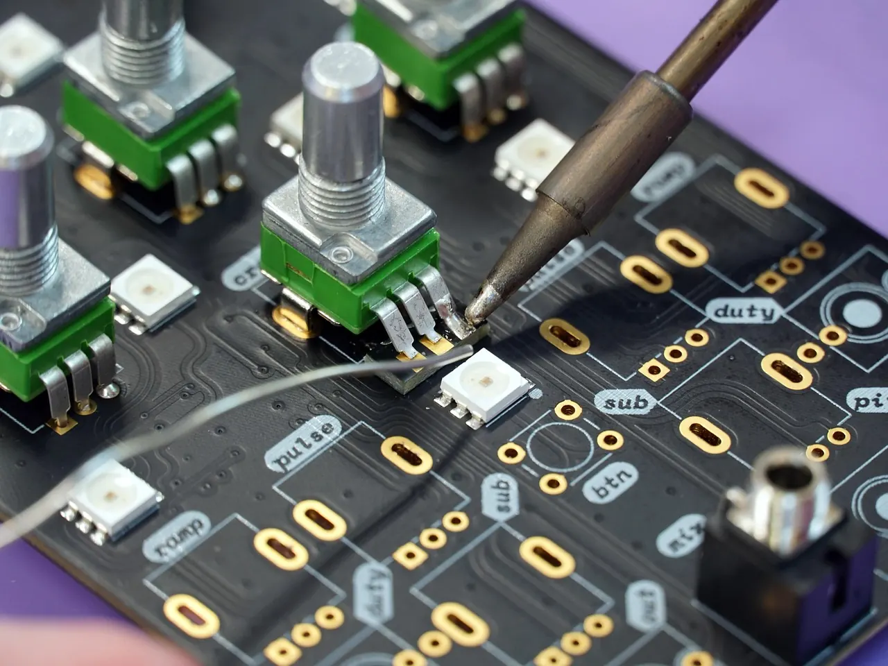 Motherboard mit CPU-Sockel — Intel Core Ultra und AMD Ryzen 9000 im Business-Vergleich