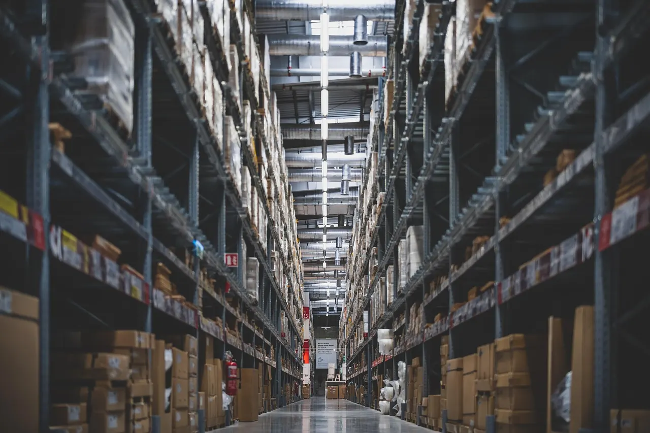 Lagerhalle mit Regalen und Paletten — RFID- und Smart-Shelf-Bestandsführung in der Supply Chain