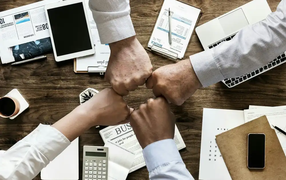 IT-Berater im Team-Meeting mit Geschäftsführung — typische Co-Managed-IT-Beratung zur Kostenoptimierung