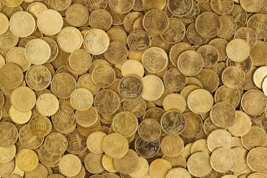 Euro-Münzen vor unscharfem Hintergrund — IT-Budget und Cloud-Kosten in Zeiten der Inflation