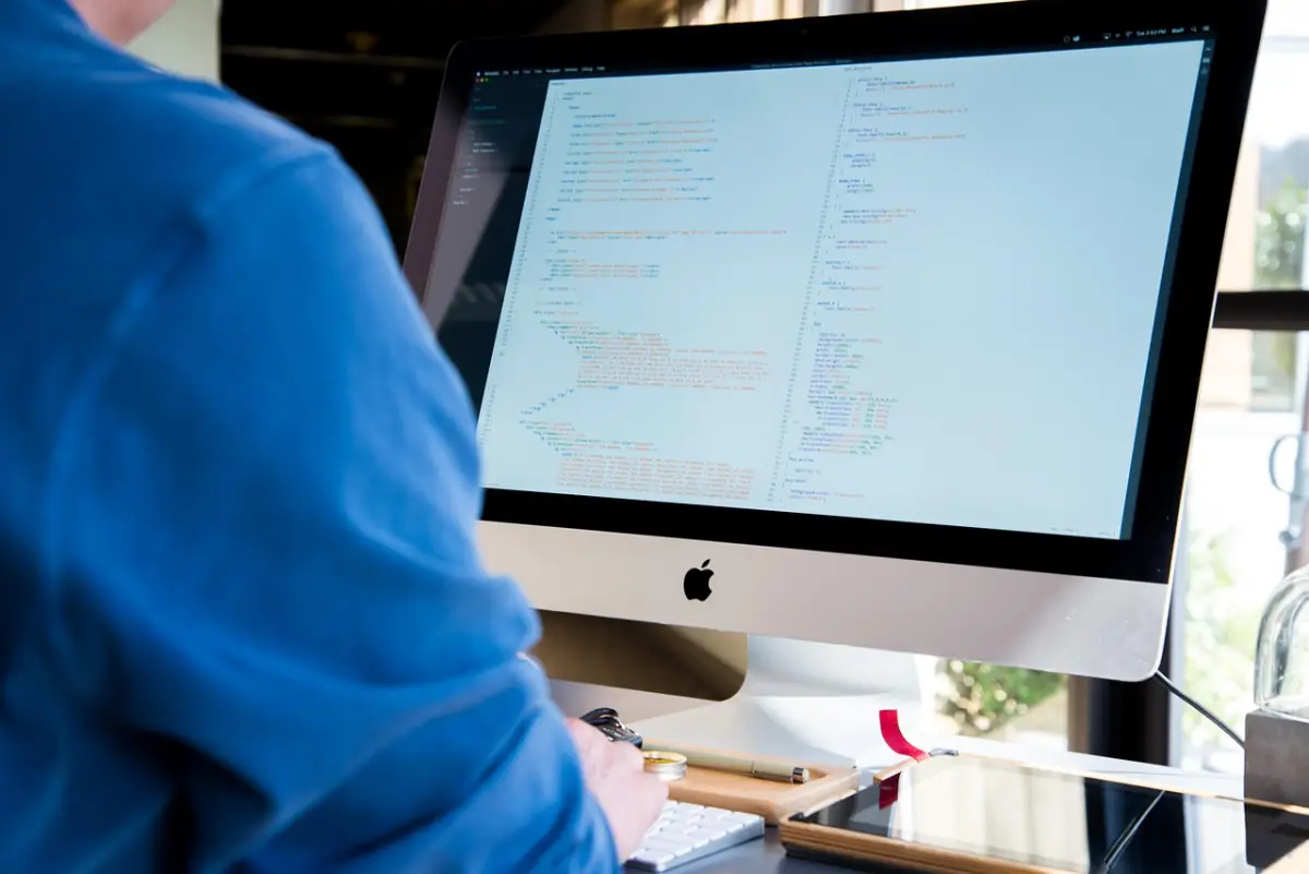 IT-Arbeitsplatz im Hamburger Büro IT-Helpdesk-Arbeitsplatz mit Monitor — IT-Support Hamburg