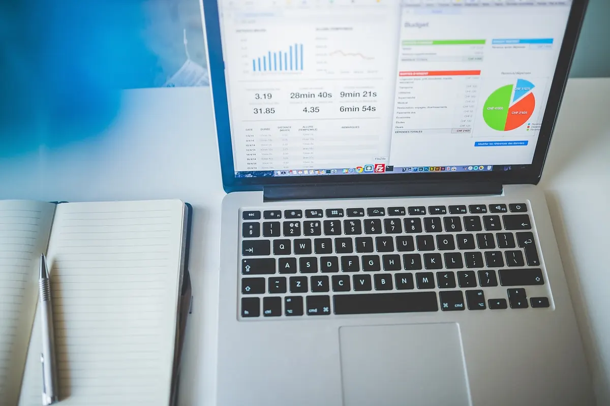 IT-Strategie planen statt einmalig groß investieren IT-Strategie und Investitionsplanung am Arbeitsplatz