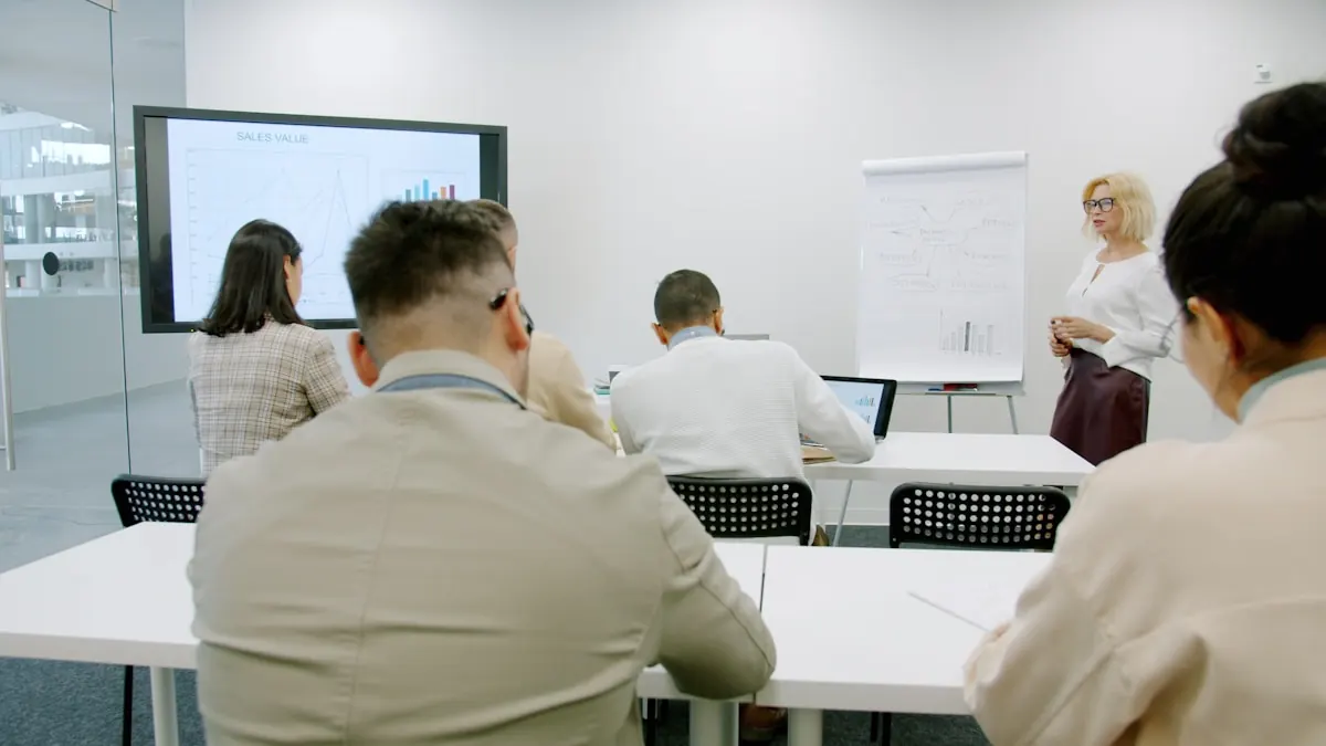 IT-Rollout-Präsentation im Konferenzraum — Mitarbeiter lernen die neue Technologie gemeinsam kennen