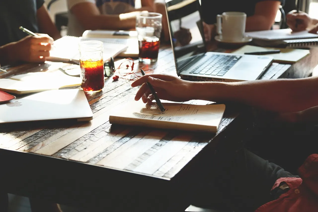 IT-Service Preise kalkulieren — Team bespricht Budget, Angebotsvergleich und Stundensatz