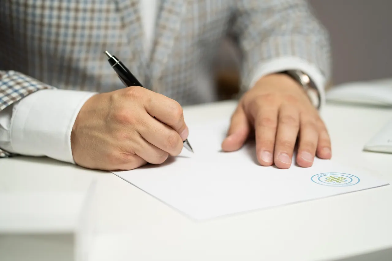 Unterzeichnung eines IT-Service-Vertrags nach Klausel-Prüfung — Unterschrift erst nach Freigabe aller SLA- und Exit-Regelungen