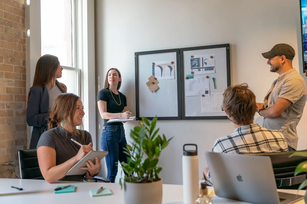 IT-Service-Team bespricht Tickets und SLAs im Besprechungsraum
