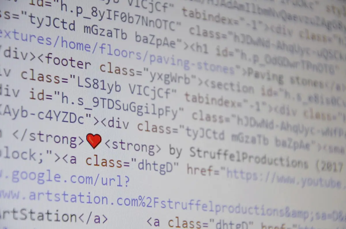 Code und Daten auf einem Bildschirm — Backup, Zwei-Faktor und Verschlüsselung im Hintergrund