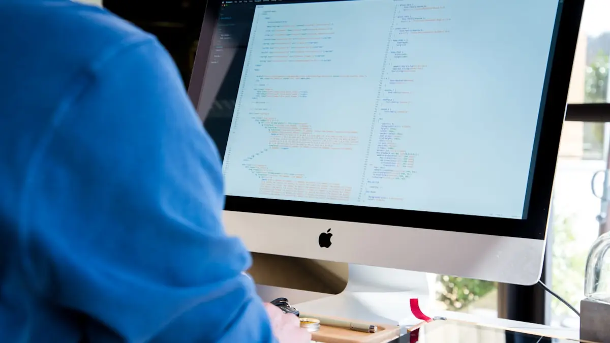 IT-Supporter an zwei Monitoren während der Fehleranalyse — typischer Arbeitsplatz im 2nd-Level-Support