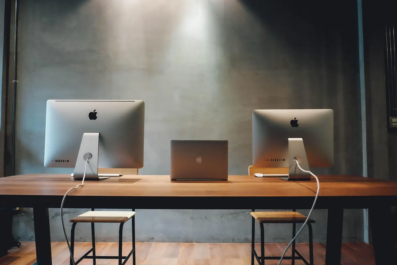 Business-Team plant KI-Investment-Budget am Laptop — Strategie für den Mittelstand