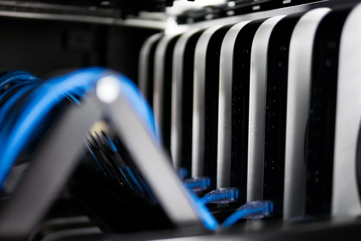 Server-Rack mit LAN-Verkabelung — der Core eines Business-Netzwerks, wo Performance und Sicherheit zusammenlaufen