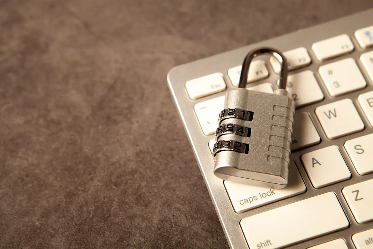 Lokales Konto absichern: Schloss-Symbol auf Tastatur als Sinnbild für Geräteverschlüsselung und BitLocker-Recovery