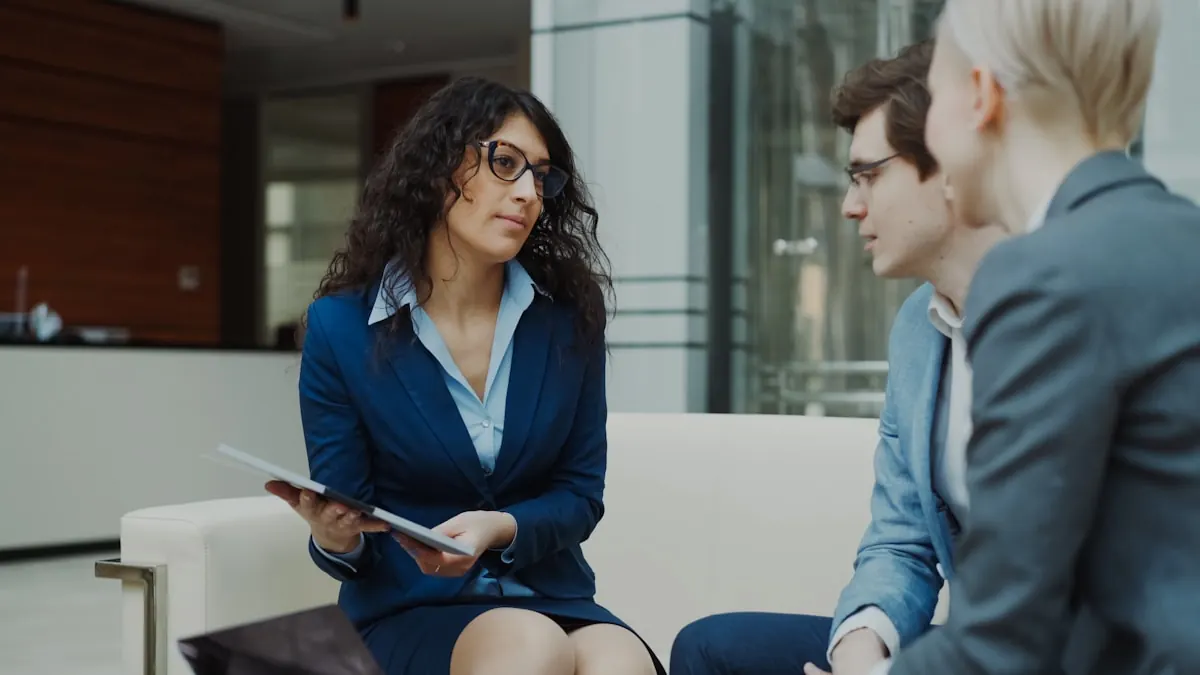 Team vergleicht Microsoft 365 mit Alternativen wie Google Workspace und LibreOffice im Meeting