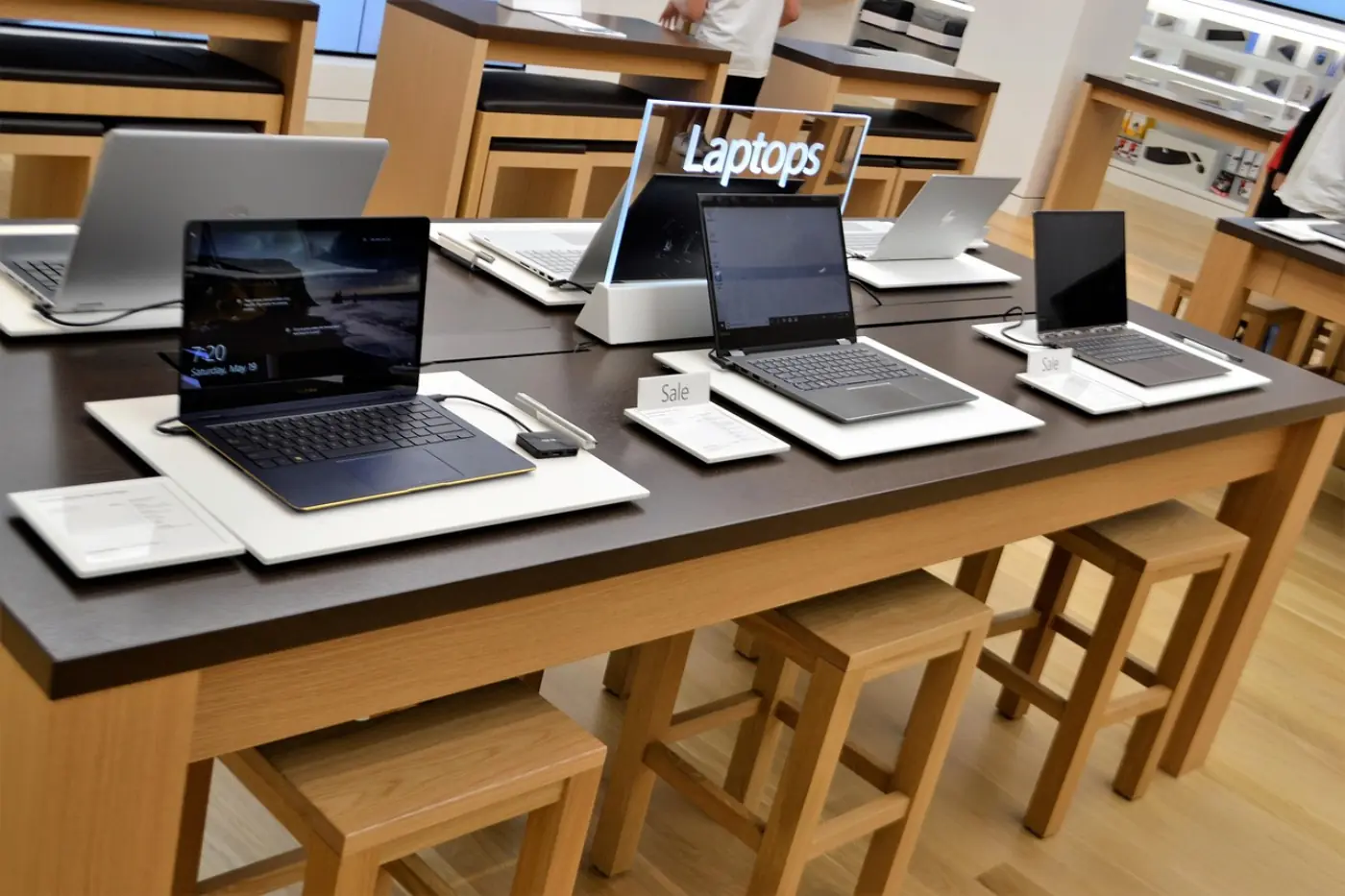 Microsoft Surface Laptop am Schreibtisch — Microsoft 365 mit Windows-Lizenz für hybrides Arbeiten
